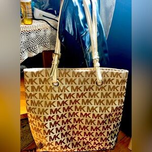 Women’s Michael Kors shoulder bag 💼 purse 👛